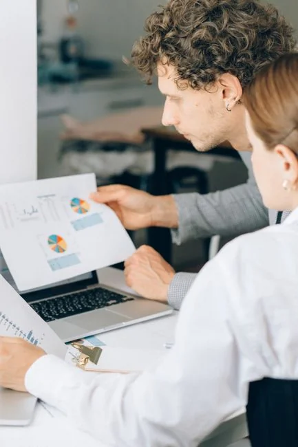 about-01 Vue rapprochée d’un document de stratégie marketing posé sur un bureau, parfait pour un contenu d’entreprise.